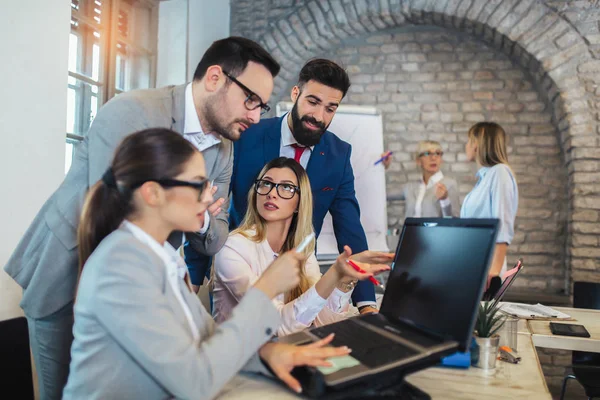 Grupp av affärsfolk som arbetar på kontoret och diskuterar nytt ID — Stockfoto