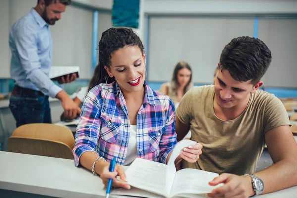 聪明的年轻人在教室里在大学学习. — 图库照片