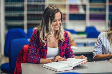 bir kitaplıktaki güzel bir öğrenci portresi