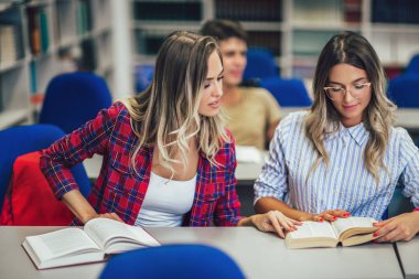 bir kitaplıktaki güzel bir öğrenci portresi