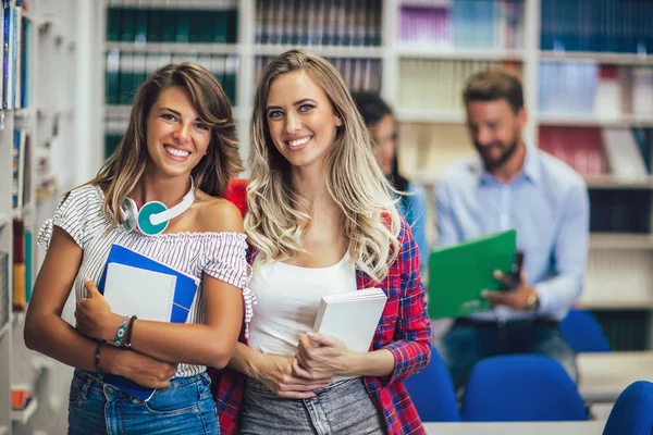 Grupo de estudantes universitários na biblioteca sorrindo — Fotografia de Stock