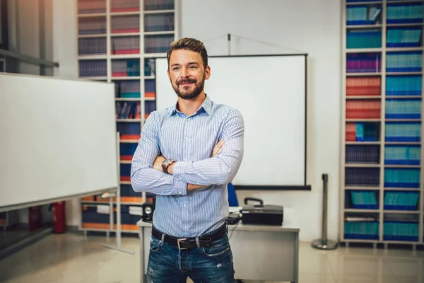 Sorrindo treinador masculino dando apresentação para o público em palestra h — Fotografia de Stock