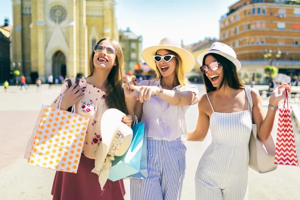 Gruppo di belle donne che sorridono e si divertono insieme — Foto Stock