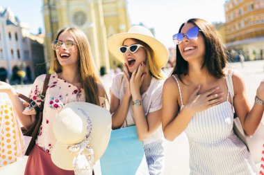 Birlikte gülümseyen ve eğlenen bir grup güzel kadın