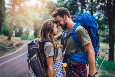 Romantik çift doğal arka plan üzerinde sırt çantaları ile yürüyüş