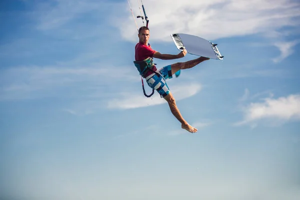 Kiter profissional faz o truque difícil em uma bela volta — Fotografia de Stock