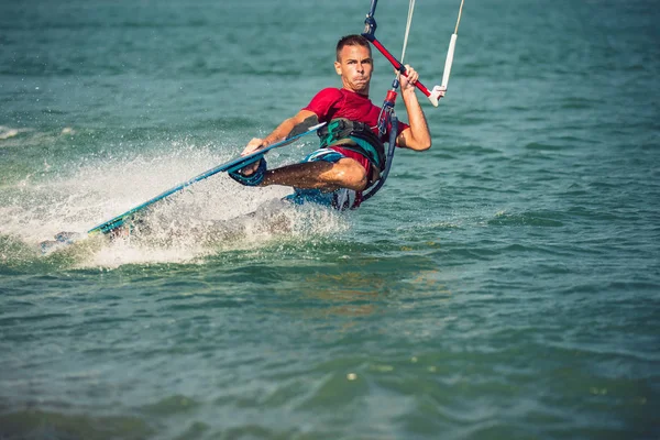 Professional kiter makes the difficult trick on a beautiful back — Stock Photo, Image