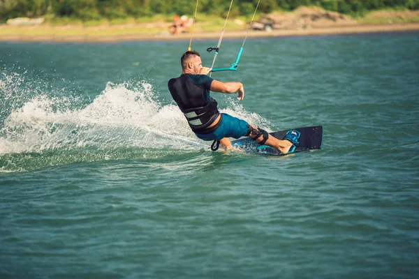 Kiter profesional hace el truco difícil en una hermosa espalda —  Fotos de Stock