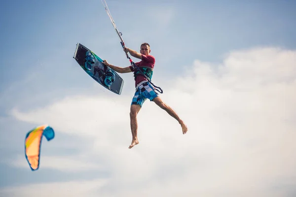 Profi-Kiter macht den schwierigen Trick auf einem schönen Rücken — Stockfoto