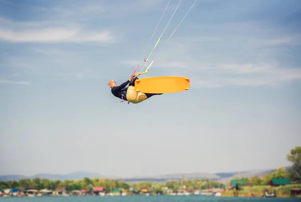 Kiter profesional hace el truco difícil en una hermosa espalda —  Fotos de Stock