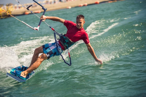 Kiter profesional hace el truco difícil en una hermosa espalda —  Fotos de Stock