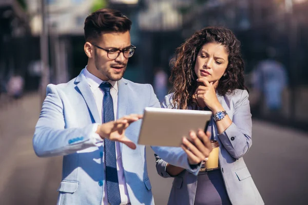 Knappe man en mooie vrouw als zakelijke partners met behulp van Digi — Stockfoto