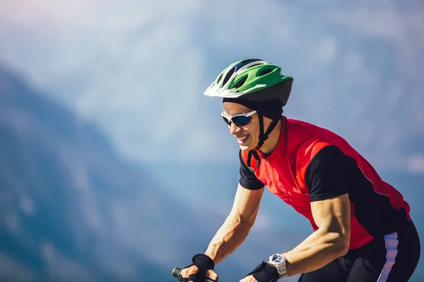 Uomo andare in mountain bike sulla strada. Sport e vita attiva concep — Foto Stock