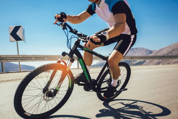 Man ride mountain bike on the road. Sport and active life concep — Stock Photo, Image