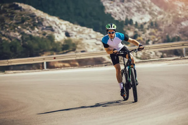 Man ride mountain bike on the road. Sport and active life concep — Stock Photo, Image