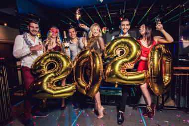 Kulüpteki arkadaşlarla yeni yıl partisi kutlaması.