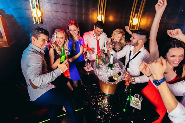 Happy young people having fun at nightclub. — Stock Photo, Image