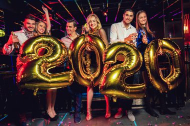 Kulüpteki arkadaşlarla yeni yıl partisi kutlaması.