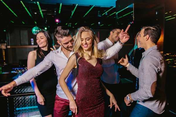 Группа друзей тусуется в ночном клубе — стоковое фото