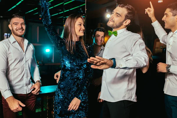 Grupo de amigos de fiesta en un club nocturno — Foto de Stock