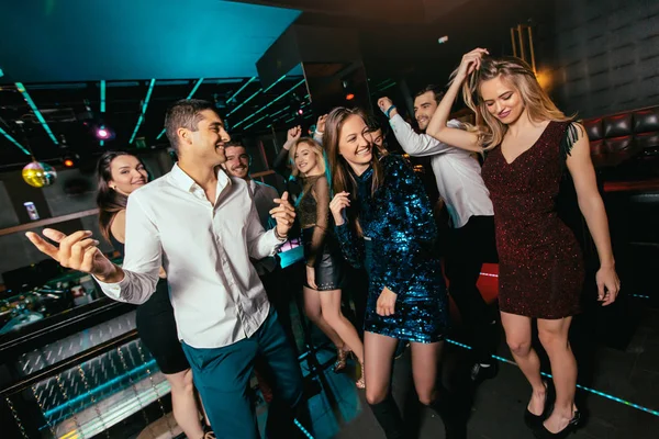 Grupo de amigos de fiesta en un club nocturno — Foto de Stock