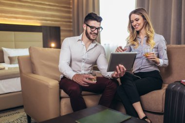 İki genç iş arkadaşları bazı iş fikirleri üzerinde çalışan 