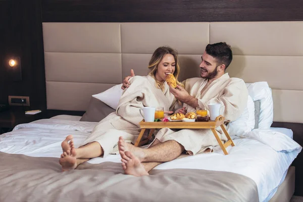 Giovane coppia felice fare colazione in camera d'albergo di lusso — Foto Stock