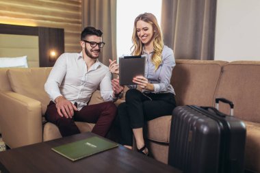 İki genç iş arkadaşları bazı iş fikirleri üzerinde çalışan 