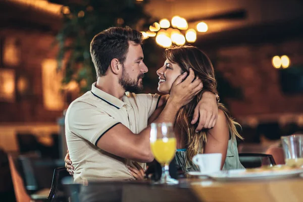 Romantická milá dvojice pít kávu, která má rande v CAF — Stock fotografie