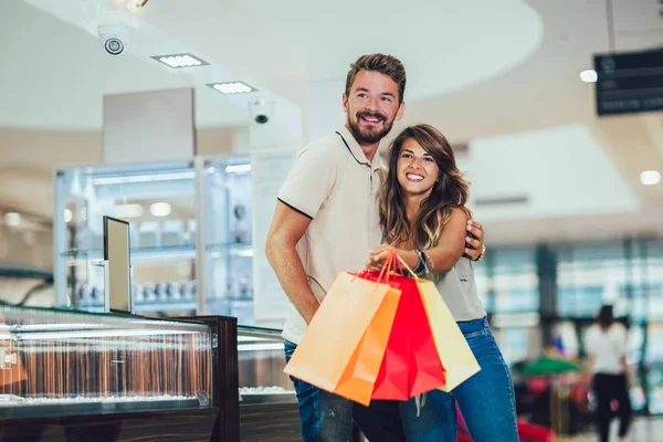 ショッピング モールで一緒に買い物をしながら楽しいを持っているカップル — ストック写真