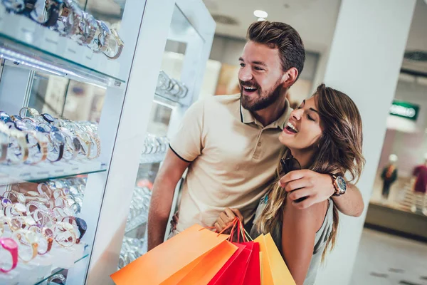 Par har roligt i köpcentret medan du gör shopping tillsammans — Stockfoto