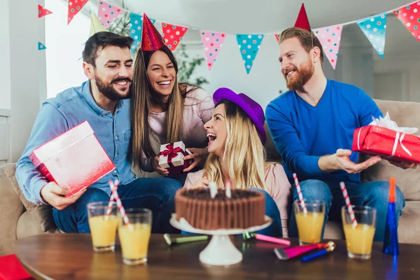 Mladá skupina šťastných přátel oslavujících narozeniny doma a ha — Stock fotografie