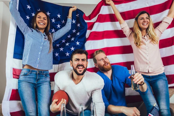 Amigos animando liga deportiva juntos —  Fotos de Stock