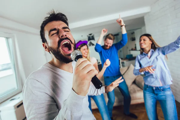 Group of friends playing karaoke at home. Concept about friendsh — Stock Photo, Image