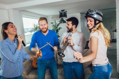 Evde karaoke oynayan arkadaş grubu. Kavram friendsh hakkında