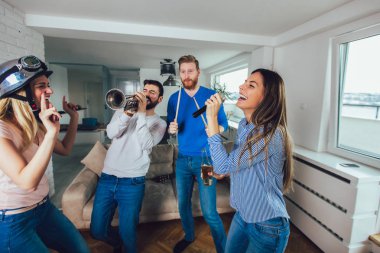 Evde karaoke oynayan arkadaş grubu. Kavram friendsh hakkında