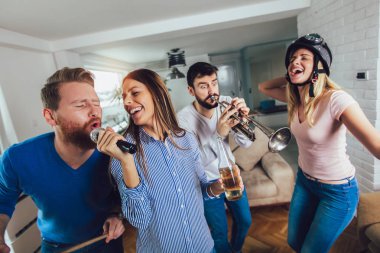 Evde karaoke oynayan arkadaş grubu. Kavram friendsh hakkında