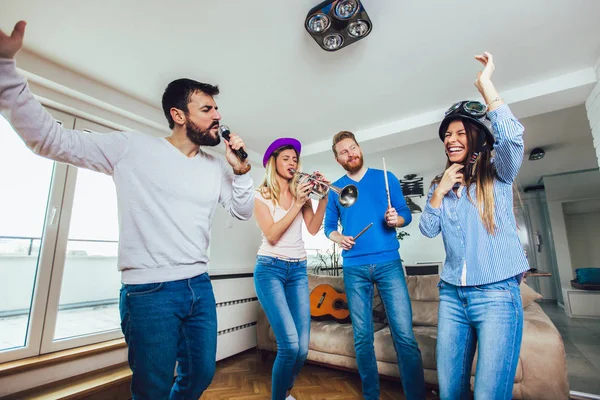 Grupo de amigos jugando karaoke en casa. Concepto acerca de friendsh — Foto de Stock