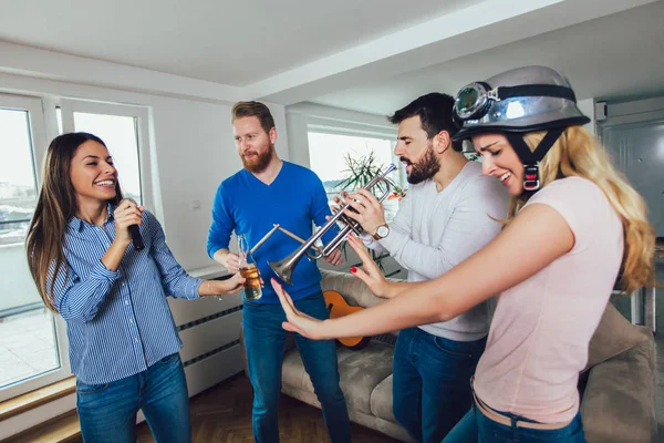 Grupa przyjaciół, grając karaoke w domu. Pojęcie o friendsh — Zdjęcie stockowe