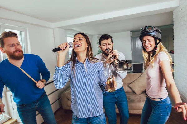 Grupo de amigos jugando karaoke en casa. Concepto acerca de friendsh — Foto de Stock