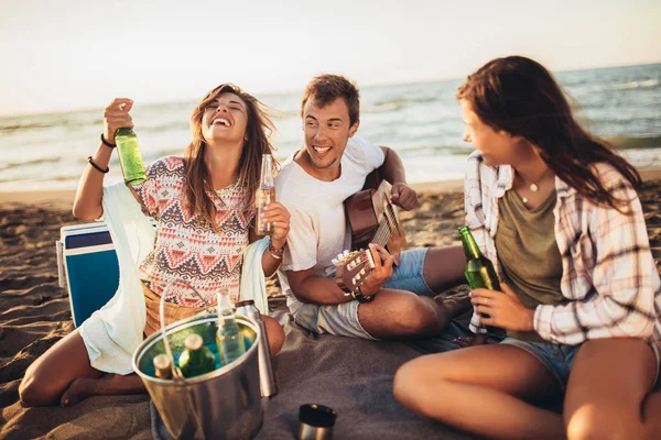 Ευτυχισμένοι φίλοι διασκεδάζουν στην παραλία με ποτά — Φωτογραφία Αρχείου