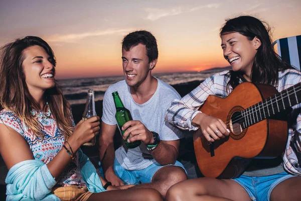 Prieteni fericiti petrecand pe plaja cu bauturi — Fotografie, imagine de stoc