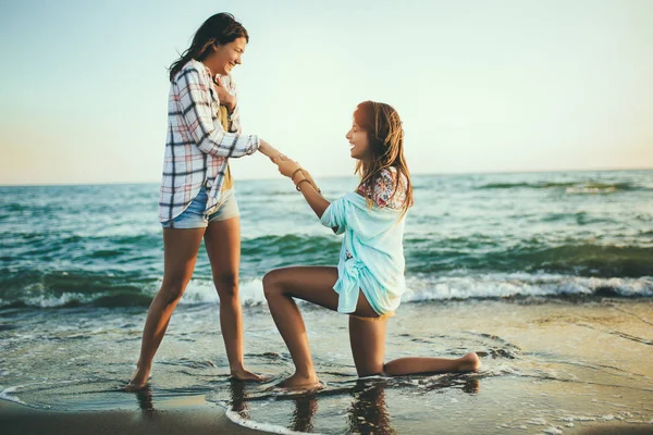 Hezká holka se baví se svou přítelkyní na pláži — Stock fotografie