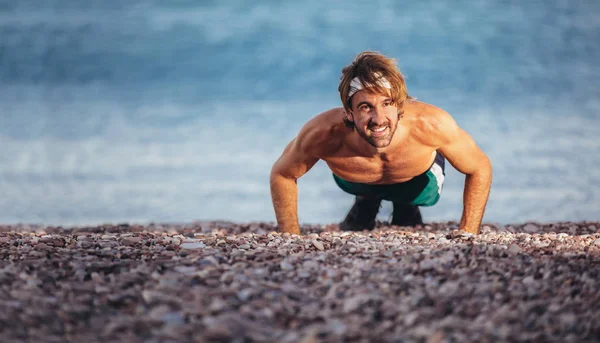 Fitness man exercising push-ups smiling happy. — Stock Photo, Image