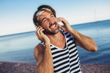 Bea üzerinde koşu sonra istirahat uygun kaslı vücut ile Atletik adam