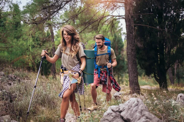 Mochileros caminando por el sendero en las montañas —  Fotos de Stock