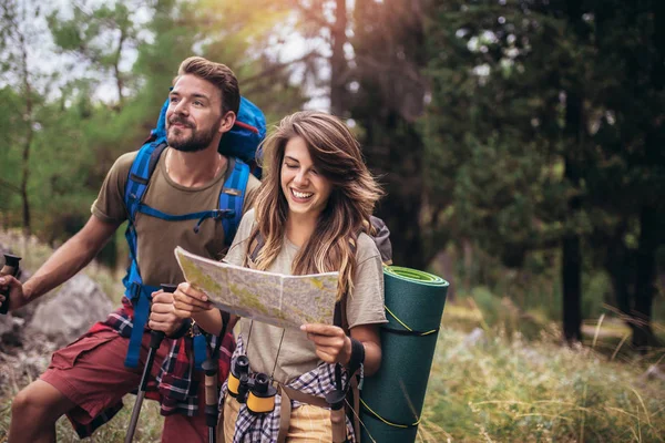 Mochileros caminando por el sendero en las montañas — Foto de Stock