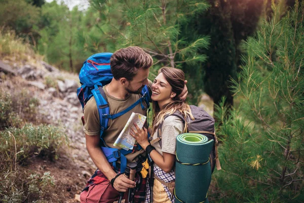 Romantisches Paar wandert auf dem Pfad in den Bergen — Stockfoto
