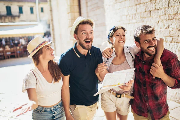 Glada grupp av turister resor och sightseeing — Stockfoto
