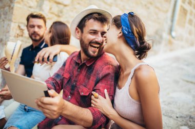 Birlikte seyahat ve gezi mutlu bir grup kullanarak